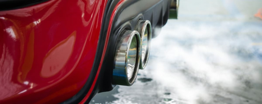 Fumée blanche à l'accélération de votre diesel : Causes et solutions