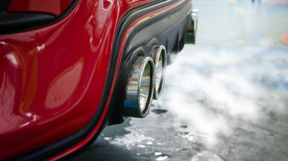 Fum&eacute;e blanche &agrave; l'acc&eacute;l&eacute;ration de votre diesel : Causes et solutions